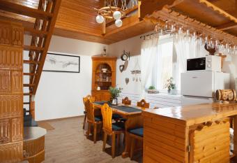 Zempl  n Gy  ngye Vend  gh  z has rooms with a private hot tub