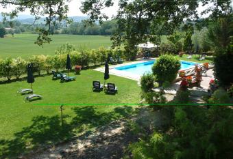 Podere Lamaccia - bed and kitchinette allows 18 year olds to book a room