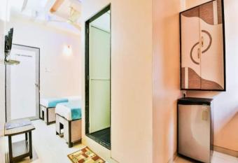 Hotel Broadway Colaba has Balcony rooms