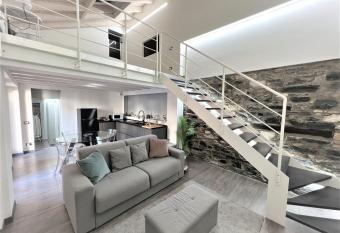 Blue Diamond Como has Balcony rooms