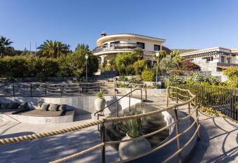 Hotel Alta Monta  a allows 18 year olds to book a room