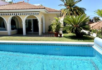 Amazing Family Vacation 12 Guests with pool has Balcony rooms