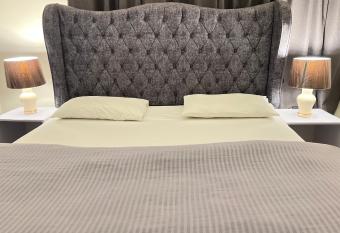 Entire Two Bed F-6 Apartment, Free Nteflix, Hill View has Smoking/Balcony rooms