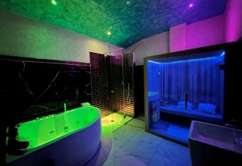 Setteabbracci Suite & Apartments has rooms with a private hot tub