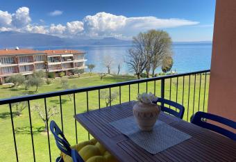 On the Beach Manerba del Garda has Balcony rooms
