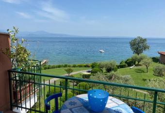 Front Lake Amazing View has Balcony rooms