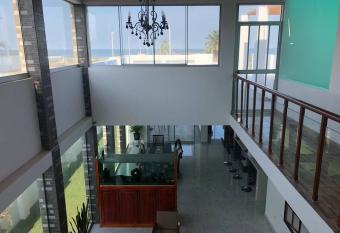 Spacious Modern Beach House has Balcony rooms