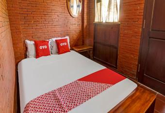 OYO Homes 90948 Desa Wisata Kampung Majapahit has Balcony rooms