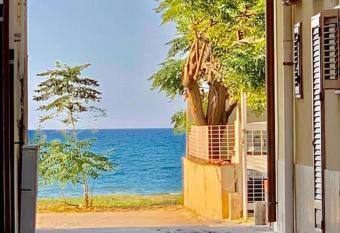 Casa sulla spiaggia Indipendente has Balcony rooms