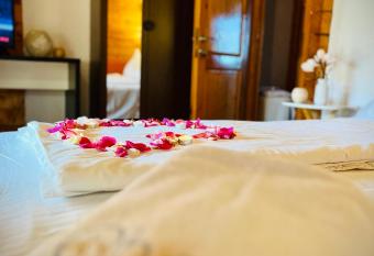 Ohana Boutique Hotel allows 18 year olds to book a room