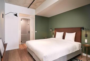 Corendon Apartments Amsterdam Schiphol Airport allows 18 year olds to book a room
