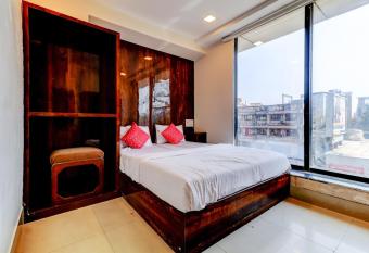 Hotel Prime Inn, Andheri West - Near Mumbai International Airport has Smoking rooms
