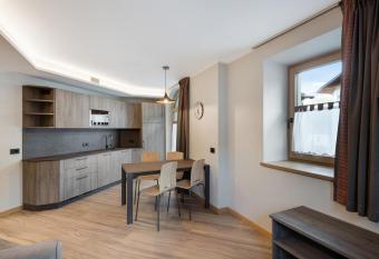 Ice Mountain Planet Suite House has Balcony rooms