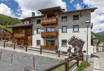 Wood Mountain Planet Suite House has Balcony rooms