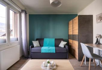 studio cosy proche du centre + parking gratuit allows 18 year olds to book a room