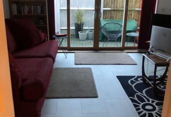 Modern 2 bedroom cottage. Town centre location. has Balcony rooms