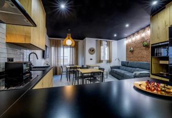 ENMAYO 2021 allows 18 year olds to book a room