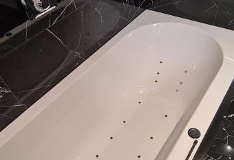 Boutique H  tel, La Cour de la Reine, Rooftop city center has rooms with a private hot tub