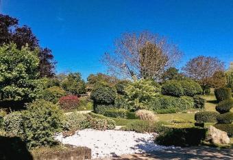 Au bout de mes r  ves allows 18 year olds to book a room