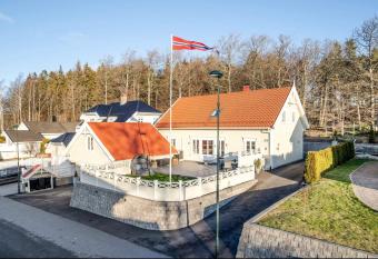Modern, small appartment allows 18 year olds to book a room