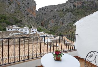 EL HECHIZO DEL BAIL  N allows 18 year olds to book a room