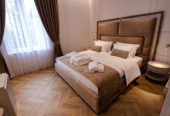 The Crown Boutique Hotel & SPA has rooms with a private hot tub