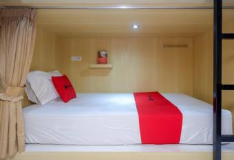 RedDoorz Hostel near Lawang Sewu Semarang allows 18 year olds to book a room