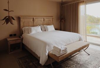 Tau House has rooms with a private hot tub