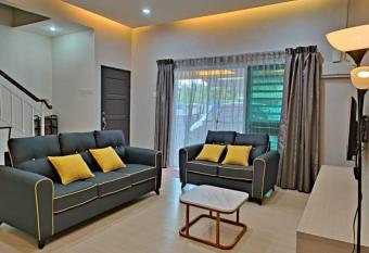 W13 atGoldenHills NightMarket WiFi 4R has Balcony rooms