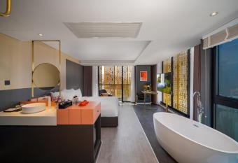 M92 Boutique Da Nang Beach Hotel has rooms with a private hot tub