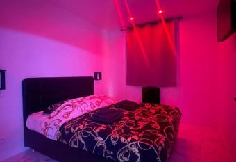 La Casa De Lov   & Jacuzzi    20 minutes de Fontainebleau has Balcony rooms