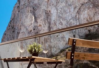 Modern studio with Rock view balcony and gym-hosted by Sweetstay has Balcony rooms