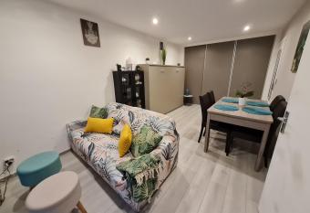 Studio Le Stellamaris allows 18 year olds to book a room