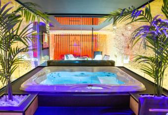 Les Secrets Rooms Tours allows 18 year olds to book a room