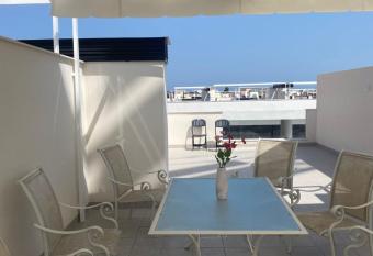 Luxury Apartment - Rooftop Terrace, community Pool & nearby beach has rooms with a private hot tub