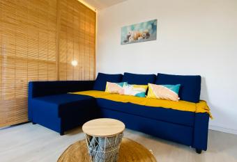 La Parenth  se    2 min de la plage en centre ville allows 18 year olds to book a room