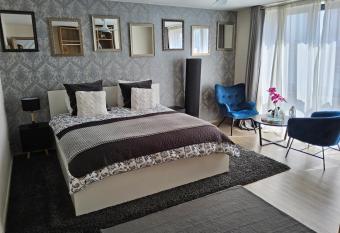 Chambre deluxe au 2  me   tage, chambre double au 4  me   tage PAS UN H  TEL allows 18 year olds to book a room