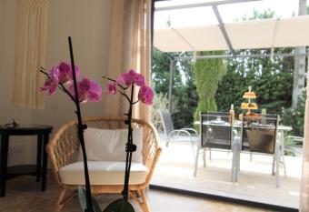 Les Bastidons de l Isle - Le Seguret - 3   toiles has Balcony rooms