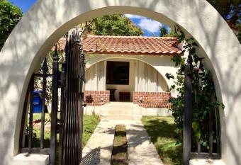 Entire private Beautiful 2 Bedroom plus Den House with gated front&back yard and Free parking 10min drive to Miami Beach has rooms with a private hot tub