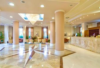 Hotel Philippos Livadeia allows 18 year olds to book a room