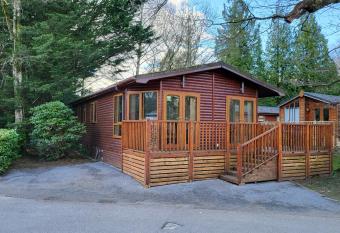 Cheerful 3 bedroom Lodge At White cross Bay Windermere has Balcony rooms