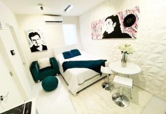 Chic Fun Apartment Studio Queen Bed Lux - 3 allows 18 year olds to book a room