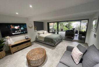 Quiet private getaway, private gym walk 2 beach allows 18 year olds to book a room