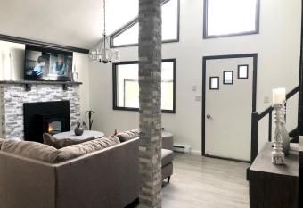 Amazing Poconos House . Sauna/Hot Tub/Private Pool has Balcony rooms