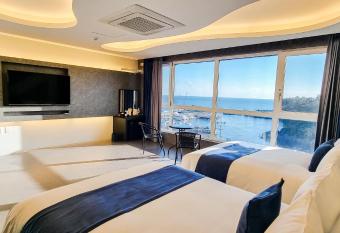 Elren Hotel Jeju has rooms with a private hot tub