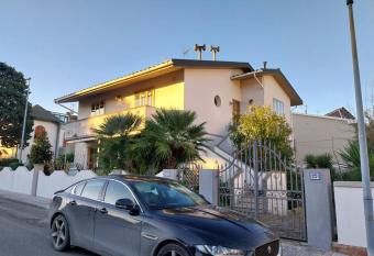 Toscana d Amare con giardino e posto auto privato has Balcony rooms