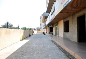 Hotel - Damas allows 18 year olds to book a room