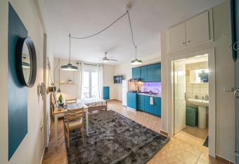 The Teal Studio in Kozani has Balcony rooms