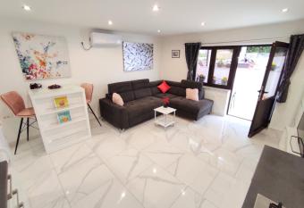 Apartman Dino with pool allows 18 year olds to book a room