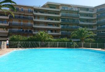 Frejus Plage, Appartement entier , piscine,parking,plage    200m has Balcony rooms